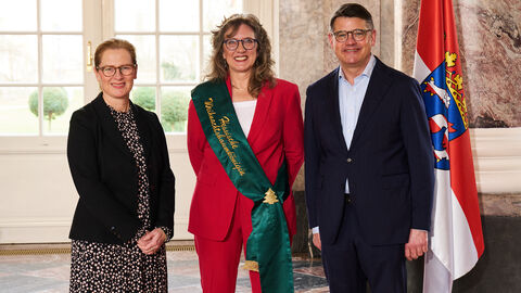 Ministerpräsident Boris Rhein empfängt gemeinsam mit seiner Frau Tanja Raab-Rhein die Weihnachtsbaum-Königin Alexa von Lewinski im Wiesbadener Schloss Biebrich.  Ministerpräsident Boris Rhein empfängt gemeinsam mit seiner Frau Tanja Raab-Rhein die Weihnachtsbaum-Königin Alexa von Lewinski im Wiesbadener Schloss Biebrich.
