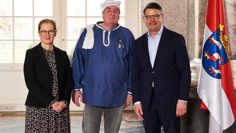 Ministerpräsident Boris Rhein empfängt gemeinsam mit seiner Frau Tanja Raab-Rhein den Müllerborsch der Stadt Mühlheim am Main im Wiesbadener Schloss Biebrich; Oliver Volz.  Ministerpräsident Boris Rhein empfängt gemeinsam mit seiner Frau Tanja Raab-Rhein den Müllerborsch der Stadt Mühlheim am Main im Wiesbadener Schloss Biebrich; Oliver Volz.