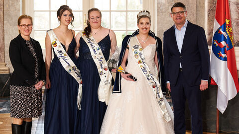 Ministerpräsident Boris Rhein empfängt gemeinsam mit seiner Frau Tanja Raab-Rhein die Büdesheimer Laternenkönigin Miria I. mit ihren Hofdamen Nina und Nadja im Wiesbadener Schloss Biebrich; Miria Claßen, Nina Anders und Nadja Henrich. Ministerpräsident Boris Rhein empfängt gemeinsam mit seiner Frau Tanja Raab-Rhein die Büdesheimer Laternenkönigin Miria I. mit ihren Hofdamen Nina und Nadja im Wiesbadener Schloss Biebrich; Miria Claßen, Nina Anders und Nadja Henrich.
