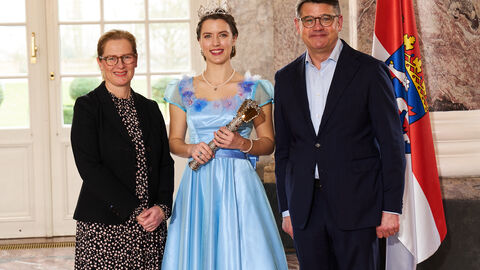 Ministerpräsident Boris Rhein empfängt gemeinsam mit seiner Frau Tanja Raab-Rhein die Bad Homburger Laternenkönigin Marina I. im Wiesbadener Schloss Biebrich; Marina Laqua.  Ministerpräsident Boris Rhein empfängt gemeinsam mit seiner Frau Tanja Raab-Rhein die Bad Homburger Laternenkönigin Marina I. im Wiesbadener Schloss Biebrich; Marina Laqua.