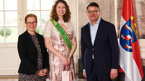 Ministerpräsident Boris Rhein empfängt gemeinsam mit seiner Frau Tanja Raab-Rhein Weinkönigin Hannah I. aus dem Elbgrund im Wiesbadener Schloss Biebrich; Hannah Sophie Krohn. Ministerpräsident Boris Rhein empfängt gemeinsam mit seiner Frau Tanja Raab-Rhein Weinkönigin Hannah I. aus dem Elbgrund im Wiesbadener Schloss Biebrich; Hannah Sophie Krohn.