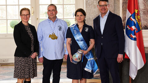 Ministerpräsident Boris Rhein empfängt gemeinsam mit seiner Frau Tanja Raab-Rhein Miss Bembel und den Thäler Bürgermeister vom Thaeler Kerbe Verein in Kronberg im Wiesbadener Schloss Biebrich; Kristina Wehrheim und Claudius Jeß. Ministerpräsident Boris Rhein empfängt gemeinsam mit seiner Frau Tanja Raab-Rhein Miss Bembel und den Thäler Bürgermeister vom Thaeler Kerbe Verein in Kronberg im Wiesbadener Schloss Biebrich; Kristina Wehrheim und Claudius Jeß.