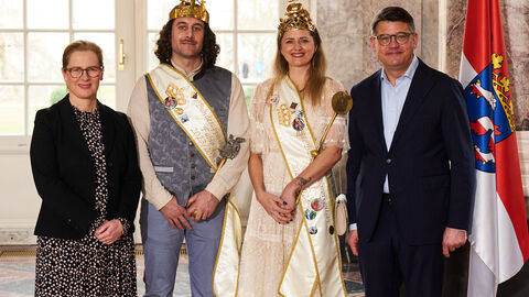 Ministerpräsident Boris Rhein empfängt gemeinsam mit seiner Frau Tanja Raab-Rhein das 71. Bundesäppelwoikönigspaar Bibi I. und Fabio I. aus Hanau im Wiesbadener Schloss Biebrich; Bianca Hejl und Fabio Birkenfeld. Ministerpräsident Boris Rhein empfängt gemeinsam mit seiner Frau Tanja Raab-Rhein das 71. Bundesäppelwoikönigspaar Bibi I. und Fabio I. aus Hanau im Wiesbadener Schloss Biebrich; Bianca Hejl und Fabio Birkenfeld.