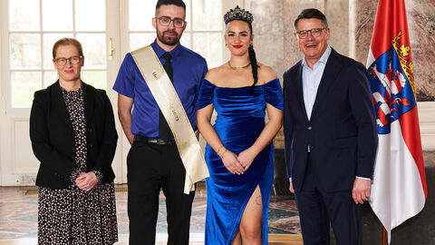 Ministerpräsident Boris Rhein empfängt gemeinsam mit seiner Frau Tanja Raab-Rhein das Gieseler Heidelbeer-Paar 2023, Heidelbeerkönigin Julia und Heidelbeerkönig Can, im Wiesbadener Schloss Biebrich; Julia Gaßmann und Can Dal. Ministerpräsident Boris Rhein empfängt gemeinsam mit seiner Frau Tanja Raab-Rhein das Gieseler Heidelbeer-Paar 2023, Heidelbeerkönigin Julia und Heidelbeerkönig Can, im Wiesbadener Schloss Biebrich; Julia Gaßmann und Can Dal.
