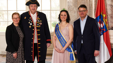 Ministerpräsident Boris Rhein empfängt gemeinsam mit seiner Frau Tanja Raab-Rhein die Sachsenhäuser Brunnenkönigin Jasmin I. mit ihrem Brunnenschultheis Dieter im Wiesbadener Schloss Biebrich; Jasmin Kousha und Dieter Breidt.  Ministerpräsident Boris Rhein empfängt gemeinsam mit seiner Frau Tanja Raab-Rhein die Sachsenhäuser Brunnenkönigin Jasmin I. mit ihrem Brunnenschultheis Dieter im Wiesbadener Schloss Biebrich; Jasmin Kousha und Dieter Breidt.