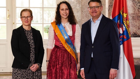 Ministerpräsident Boris Rhein empfängt gemeinsam mit seiner Frau Tanja Raab-Rhein die Wiesbadener Apfelweinkönigin Nina I. im Wiesbadener Schloss Biebrich; Nina Scheins.  Ministerpräsident Boris Rhein empfängt gemeinsam mit seiner Frau Tanja Raab-Rhein die Wiesbadener Apfelweinkönigin Nina I. im Wiesbadener Schloss Biebrich; Nina Scheins.