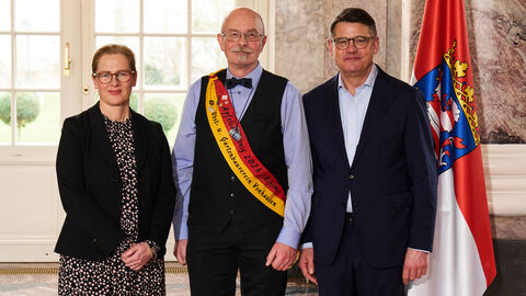 Ministerpräsident Boris Rhein empfängt gemeinsam mit seiner Frau Tanja Raab-Rhein den Büdinger Apfelsaftkönig vom Obst- und Gartenbauverein Vonhausen e.V. im Wiesbadener Schloss Biebrich; Achim Traumüller. Ministerpräsident Boris Rhein empfängt gemeinsam mit seiner Frau Tanja Raab-Rhein den Büdinger Apfelsaftkönig vom Obst- und Gartenbauverein Vonhausen e.V. im Wiesbadener Schloss Biebrich; Achim Traumüller.