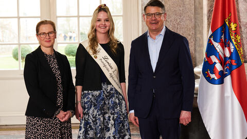 Ministerpräsident Boris Rhein empfängt gemeinsam mit seiner Frau Tanja Raab-Rhein die Frankfurter Apfelweinkönigin Larissa I. im Wiesbadener Schloss Biebrich; Larissa Vogl. Ministerpräsident Boris Rhein empfängt gemeinsam mit seiner Frau Tanja Raab-Rhein die Frankfurter Apfelweinkönigin Larissa I. im Wiesbadener Schloss Biebrich; Larissa Vogl.