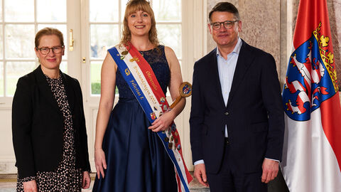 Ministerpräsident Boris Rhein empfängt gemeinsam mit seiner Frau Tanja Raab-Rhein die Oberurseler Brunnenkönigin Felicitas I. im Wiesbadener Schloss Biebrich; Felicitas Kutz.  Ministerpräsident Boris Rhein empfängt gemeinsam mit seiner Frau Tanja Raab-Rhein die Oberurseler Brunnenkönigin Felicitas I. im Wiesbadener Schloss Biebrich; Felicitas Kutz.