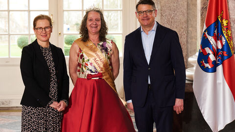 Ministerpräsident Boris Rhein empfängt gemeinsam mit seiner Frau Tanja Raab-Rhein die Apfelweinkönigin Manuela I. des Vereinsring Gallus e.V. im Wiesbadener Schloss Biebrich; Manuela Isik. Ministerpräsident Boris Rhein empfängt gemeinsam mit seiner Frau Tanja Raab-Rhein die Apfelweinkönigin Manuela I. des Vereinsring Gallus e.V. im Wiesbadener Schloss Biebrich; Manuela Isik.