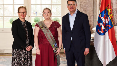 Ministerpräsident Boris Rhein empfängt gemeinsam mit seiner Frau Tanja Raab-Rhein Miss Vulkania Lara I. aus Gedern im Wiesbadener Schloss Biebrich; Lara Bartikowski. Ministerpräsident Boris Rhein empfängt gemeinsam mit seiner Frau Tanja Raab-Rhein Miss Vulkania Lara I. aus Gedern im Wiesbadener Schloss Biebrich; Lara Bartikowski.
