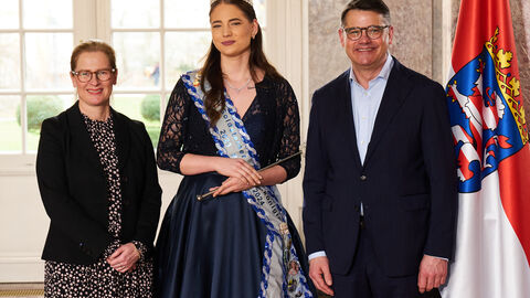 Ministerpräsident Boris Rhein empfängt gemeinsam mit seiner Frau Tanja Raab-Rhein die Goldsteiner Rosenkönigin Selina I. im Wiesbadener Schloss Biebrich; Selina Orlow. Ministerpräsident Boris Rhein empfängt gemeinsam mit seiner Frau Tanja Raab-Rhein die Goldsteiner Rosenkönigin Selina I. im Wiesbadener Schloss Biebrich; Selina Orlow.