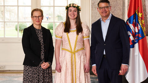 Ministerpräsident Boris Rhein empfängt gemeinsam mit seiner Frau Tanja Raab-Rhein das Dornröschen der Stadt Hofgeismar im Wiesbadener Schloss Biebrich; Johanna Gries. Ministerpräsident Boris Rhein empfängt gemeinsam mit seiner Frau Tanja Raab-Rhein das Dornröschen der Stadt Hofgeismar im Wiesbadener Schloss Biebrich; Johanna Gries.