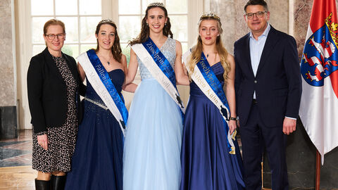 Ministerpräsident Boris Rhein empfängt gemeinsam mit seiner Frau Tanja Raab-Rhein Zisselkönigin Aileen, Zisselprinzessin Paulina und Fullenixe Maren im Wiesbadener Schloss Biebrich; Aileen Kuhn, Paulina Noll und Maren Meers.  Ministerpräsident Boris Rhein empfängt gemeinsam mit seiner Frau Tanja Raab-Rhein Zisselkönigin Aileen, Zisselprinzessin Paulina und Fullenixe Maren im Wiesbadener Schloss Biebrich; Aileen Kuhn, Paulina Noll und Maren Meers.