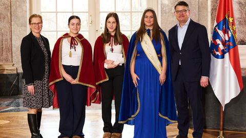 Ministerpräsident Boris Rhein empfängt gemeinsam mit seiner Frau Tanja Raab-Rhein die Breckenheimer Ländcheskönigin Madleine mit Ihren beiden Prinzessinnen Lina und Paula im Wiesbadener Schloss Biebrich; Madeleine Wottke, Lina Lungenshausen und Paula Stanzel. Ministerpräsident Boris Rhein empfängt gemeinsam mit seiner Frau Tanja Raab-Rhein die Breckenheimer Ländcheskönigin Madleine mit Ihren beiden Prinzessinnen Lina und Paula im Wiesbadener Schloss Biebrich; Madeleine Wottke, Lina Lungenshausen und Paula Stanzel.