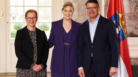 Ministerpräsident Boris Rhein empfängt gemeinsam mit seiner Frau Tanja Raab-Rhein die Rheingauer Weinkönigin Viktoria im Wiesbadener Schloss Biebrich; Viktoria Wolf. Ministerpräsident Boris Rhein empfängt gemeinsam mit seiner Frau Tanja Raab-Rhein die Rheingauer Weinkönigin Viktoria im Wiesbadener Schloss Biebrich; Viktoria Wolf.