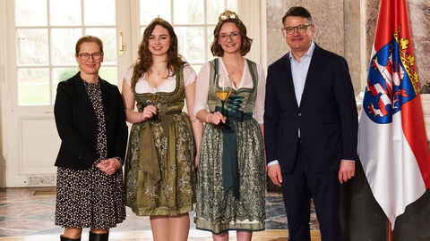 Ministerpräsident Boris Rhein empfängt gemeinsam mit seiner Frau Tanja Raab-Rhein die Wickerer Weinkönigin Magdalena und Weinprinzessin Milena im Wiesbadener Schloss Biebrich; Magdalena Anthes und Milena Zapp. Ministerpräsident Boris Rhein empfängt gemeinsam mit seiner Frau Tanja Raab-Rhein die Wickerer Weinkönigin Magdalena und Weinprinzessin Milena im Wiesbadener Schloss Biebrich; Magdalena Anthes und Milena Zapp.