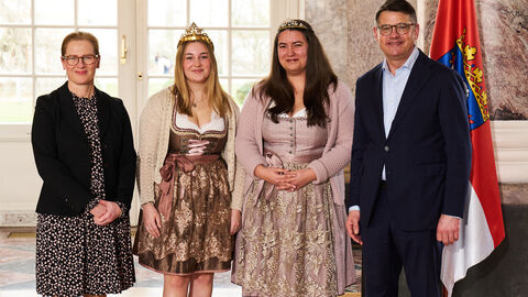 Ministerpräsident Boris Rhein empfängt gemeinsam mit seiner Frau Tanja Raab-Rhein die Hochheimer Weinkönigin Marina I. und Weinprinzessin Laura im Wiesbadener Schloss Biebrich; Marina Mitter und Laura Herrmann. Ministerpräsident Boris Rhein empfängt gemeinsam mit seiner Frau Tanja Raab-Rhein die Hochheimer Weinkönigin Marina I. und Weinprinzessin Laura im Wiesbadener Schloss Biebrich; Marina Mitter und Laura Herrmann.