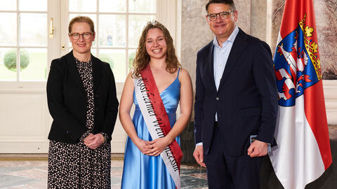 Ministerpräsident Boris Rhein empfängt gemeinsam mit seiner Frau Tanja Raab-Rhein die Kostheimer Weinprinzessin Lena im Wiesbadener Schloss Biebrich; Lena Gottron.  Ministerpräsident Boris Rhein empfängt gemeinsam mit seiner Frau Tanja Raab-Rhein die Kostheimer Weinprinzessin Lena im Wiesbadener Schloss Biebrich; Lena Gottron.