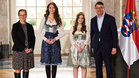 Ministerpräsident Boris Rhein empfängt gemeinsam mit seiner Frau Tanja Raab-Rhein die Wallufer Weinkönigin Stella I. und Weinprinzessin Lea I. im Wiesbadener Schloss Biebrich; Stella Fries und Lea Marie Masche. Ministerpräsident Boris Rhein empfängt gemeinsam mit seiner Frau Tanja Raab-Rhein die Wallufer Weinkönigin Stella I. und Weinprinzessin Lea I. im Wiesbadener Schloss Biebrich; Stella Fries und Lea Marie Masche.