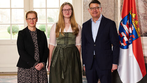 Ministerpräsident Boris Rhein empfängt gemeinsam mit seiner Frau Tanja Raab-Rhein die Kiedricher Weinprinzessin Ronja im Wiesbadener Schloss Biebrich; Ronja Katz. Ministerpräsident Boris Rhein empfängt gemeinsam mit seiner Frau Tanja Raab-Rhein die Kiedricher Weinprinzessin Ronja im Wiesbadener Schloss Biebrich; Ronja Katz.