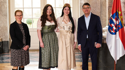 Ministerpräsident Boris Rhein empfängt gemeinsam mit seiner Frau Tanja Raab-Rhein die Erbacher Weinkönigin Alina I. und Weinprinzessin Svenja I. im Wiesbadener Schloss Biebrich; Alina Bender und Svenja David. Ministerpräsident Boris Rhein empfängt gemeinsam mit seiner Frau Tanja Raab-Rhein die Erbacher Weinkönigin Alina I. und Weinprinzessin Svenja I. im Wiesbadener Schloss Biebrich; Alina Bender und Svenja David.