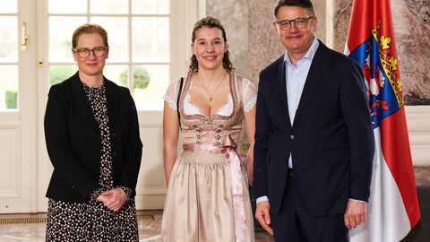 Ministerpräsident Boris Rhein empfängt gemeinsam mit seiner Frau Tanja Raab-Rhein die Hattenheimer Weinprinzessin Tita Klose im Wiesbadener Schloss Biebrich. Ministerpräsident Boris Rhein empfängt gemeinsam mit seiner Frau Tanja Raab-Rhein die Hattenheimer Weinprinzessin Tita Klose im Wiesbadener Schloss Biebrich.
