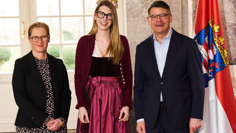 Ministerpräsident Boris Rhein empfängt gemeinsam mit seiner Frau Tanja Raab-Rhein die Hallgartener Weinmajestät, Weinkönigin Lena, im Wiesbadener Schloss Biebrich; Lena Orth. Ministerpräsident Boris Rhein empfängt gemeinsam mit seiner Frau Tanja Raab-Rhein die Hallgartener Weinmajestät, Weinkönigin Lena, im Wiesbadener Schloss Biebrich; Lena Orth.