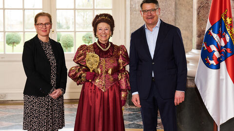 Ministerpräsident Boris Rhein empfängt gemeinsam mit seiner Frau Tanja Raab-Rhein Frau Königin Mariéle Syllwasschy aus der Brüder-Grimm-Stadt Steinau an der Straße im Wiesbadener Schloss Biebrich. Ministerpräsident Boris Rhein empfängt gemeinsam mit seiner Frau Tanja Raab-Rhein Frau Königin Mariéle Syllwasschy aus der Brüder-Grimm-Stadt Steinau an der Straße im Wiesbadener Schloss Biebrich.