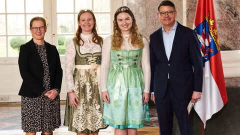Ministerpräsident Boris Rhein empfängt gemeinsam mit seiner Frau Tanja Raab-Rhein die Oestricher Weinprinzessinnen Alicia und Katharina im Wiesbadener Schloss Biebrich; Alicia Kunz und Katharina Klein.  Ministerpräsident Boris Rhein empfängt gemeinsam mit seiner Frau Tanja Raab-Rhein die Oestricher Weinprinzessinnen Alicia und Katharina im Wiesbadener Schloss Biebrich; Alicia Kunz und Katharina Klein.
