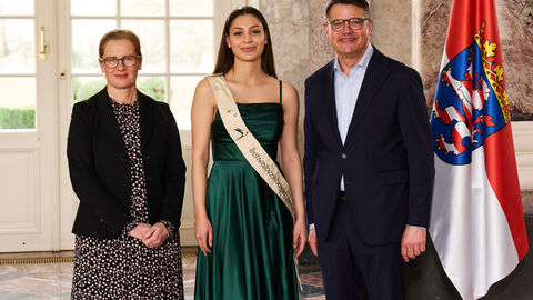 Ministerpräsident Boris Rhein empfängt gemeinsam mit seiner Frau Tanja Raab-Rhein Schwalbenkönigin Ilay I. aus Bad Schwalbach im Wiesbadener Schloss Biebrich; Ilay Is. Ministerpräsident Boris Rhein empfängt gemeinsam mit seiner Frau Tanja Raab-Rhein Schwalbenkönigin Ilay I. aus Bad Schwalbach im Wiesbadener Schloss Biebrich; Ilay Is.