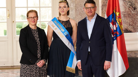 Ministerpräsident Boris Rhein empfängt gemeinsam mit seiner Frau Tanja Raab-Rhein die Büttelborner Spargelkönigin im Wiesbadener Schloss Biebrich; Lilly Büttner. Ministerpräsident Boris Rhein empfängt gemeinsam mit seiner Frau Tanja Raab-Rhein die Büttelborner Spargelkönigin im Wiesbadener Schloss Biebrich; Lilly Büttner.