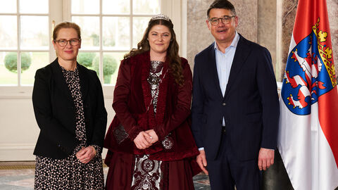 Ministerpräsident Boris Rhein empfängt gemeinsam mit seiner Frau Tanja Raab-Rhein die Darmstädter Glühweinprinzessin Laura im Wiesbadener Schloss Biebrich; Laura Winkler. Ministerpräsident Boris Rhein empfängt gemeinsam mit seiner Frau Tanja Raab-Rhein die Darmstädter Glühweinprinzessin Laura im Wiesbadener Schloss Biebrich; Laura Winkler.