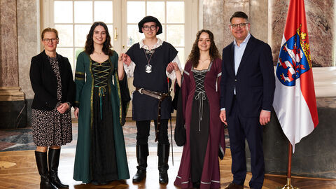 Ministerpräsident Boris Rhein empfängt gemeinsam mit seiner Frau Tanja Raab-Rhein Junker Hans und seine Burgfräulein aus Neustadt im Wiesbadener Schloss Biebrich; Nils Pfab, Thea Eckhardt und Nina Weissbecker. Ministerpräsident Boris Rhein empfängt gemeinsam mit seiner Frau Tanja Raab-Rhein Junker Hans und seine Burgfräulein aus Neustadt im Wiesbadener Schloss Biebrich; Nils Pfab, Thea Eckhardt und Nina Weissbecker.