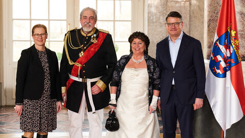 Ministerpräsident Boris Rhein empfängt gemeinsam mit seiner Frau Tanja Raab-Rhein die Kulturbotschafter aus Bad Schwalbach, Kaiserin Sissi und König Ludwig II. von Bayern, im Wiesbadener Schloss Biebrich; Peter Friedrich Gronau und Carola Gronau. Ministerpräsident Boris Rhein empfängt gemeinsam mit seiner Frau Tanja Raab-Rhein die Kulturbotschafter aus Bad Schwalbach, Kaiserin Sissi und König Ludwig II. von Bayern, im Wiesbadener Schloss Biebrich; Peter Friedrich Gronau und Carola Gronau.