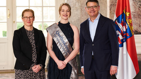 Ministerpräsident Boris Rhein empfängt gemeinsam mit seiner Frau Tanja Raab-Rhein Quellenkönigin Lara Köhl aus Bad Salzschlirf im Wiesbadener Schloss Biebrich. Ministerpräsident Boris Rhein empfängt gemeinsam mit seiner Frau Tanja Raab-Rhein Quellenkönigin Lara Köhl aus Bad Salzschlirf im Wiesbadener Schloss Biebrich.
