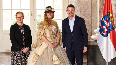 Ministerpräsident Boris Rhein empfängt gemeinsam mit seiner Frau Tanja Raab-Rhein Bierkönigin Linda II. aus Hattenhof im Wiesbadener Schloss Biebrich; Linda Weiss. Ministerpräsident Boris Rhein empfängt gemeinsam mit seiner Frau Tanja Raab-Rhein Bierkönigin Linda II. aus Hattenhof im Wiesbadener Schloss Biebrich; Linda Weiss.