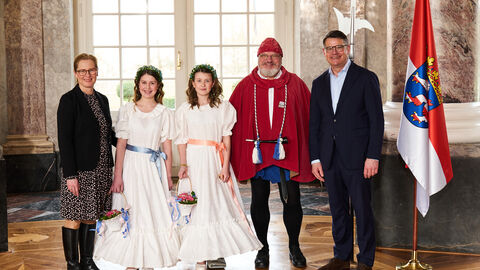 Ministerpräsident Boris Rhein empfängt gemeinsam mit seiner Frau Tanja Raab-Rhein den Dietemann und die Biedermeiermädchen aus Eschwege im Wiesbadener Schloss Biebrich; Edmund Rohrbeck, Megan und Maleen Weck.   Ministerpräsident Boris Rhein empfängt gemeinsam mit seiner Frau Tanja Raab-Rhein den Dietemann und die Biedermeiermädchen aus Eschwege im Wiesbadener Schloss Biebrich; Edmund Rohrbeck, Megan und Maleen Weck.