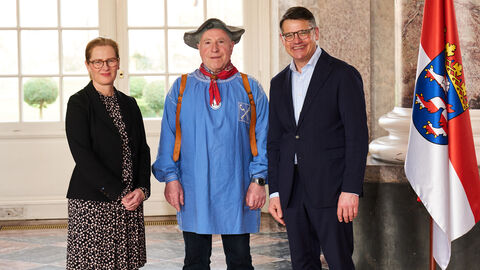 Ministerpräsident Boris Rhein empfängt gemeinsam mit seiner Frau Tanja Raab-Rhein den Salzträger der Stadt Bad Sooden-Allendorf im Wiesbadener Schloss Biebrich; Werner Voss.  Ministerpräsident Boris Rhein empfängt gemeinsam mit seiner Frau Tanja Raab-Rhein den Salzträger der Stadt Bad Sooden-Allendorf im Wiesbadener Schloss Biebrich; Werner Voss.