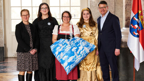 Ministerpräsident Boris Rhein empfängt gemeinsam mit seiner Frau Tanja Raab-Rhein Frau Holle mit Goldmarie und Pechmarie aus Bad Sooden-Allendorf im Wiesbadener Schloss Biebrich; Margarethe Hochapfel, Josefine Hochapfel und Rosalie Hochapfel.  Ministerpräsident Boris Rhein empfängt gemeinsam mit seiner Frau Tanja Raab-Rhein Frau Holle mit Goldmarie und Pechmarie aus Bad Sooden-Allendorf im Wiesbadener Schloss Biebrich; Margarethe Hochapfel, Josefine Hochapfel und Rosalie Hochapfel.