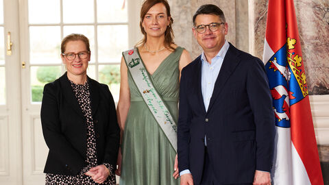 Ministerpräsident Boris Rhein empfängt gemeinsam mit seiner Frau Tanja Raab-Rhein die Oberräder "Frankfurter Grüne Soße" Königin Angela I. im Wiesbadener Schloss Biebrich; Angela Jung.  Ministerpräsident Boris Rhein empfängt gemeinsam mit seiner Frau Tanja Raab-Rhein die Oberräder "Frankfurter Grüne Soße" Königin Angela I. im Wiesbadener Schloss Biebrich; Angela Jung.