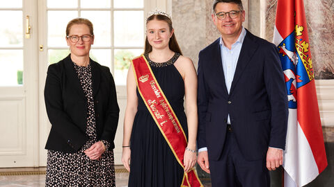 Ministerpräsident Boris Rhein empfängt gemeinsam mit seiner Frau Tanja Raab-Rhein die Oberräder Apfelweinprinzessin Sarah I. im Wiesbadener Schloss Biebrich; Sarah Schroth. Ministerpräsident Boris Rhein empfängt gemeinsam mit seiner Frau Tanja Raab-Rhein die Oberräder Apfelweinprinzessin Sarah I. im Wiesbadener Schloss Biebrich; Sarah Schroth.