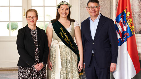 Ministerpräsident Boris Rhein empfängt gemeinsam mit seiner Frau Tanja Raab-Rhein Edelholzkönigin Maxi Marie Seibel aus Rodgau-Dudenhofen im Wiesbadener Schloss Biebrich. Ministerpräsident Boris Rhein empfängt gemeinsam mit seiner Frau Tanja Raab-Rhein Edelholzkönigin Maxi Marie Seibel aus Rodgau-Dudenhofen im Wiesbadener Schloss Biebrich.