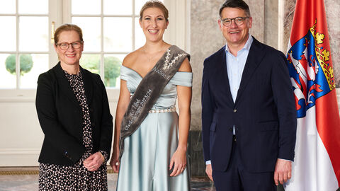 Ministerpräsident Boris Rhein empfängt gemeinsam mit seiner Frau Tanja Raab-Rhein die Bad Vilbeler Quellenkönigin Nadine I. im Wiesbadener Schloss Biebrich; Nadine Kruczek. Ministerpräsident Boris Rhein empfängt gemeinsam mit seiner Frau Tanja Raab-Rhein die Bad Vilbeler Quellenkönigin Nadine I. im Wiesbadener Schloss Biebrich; Nadine Kruczek.