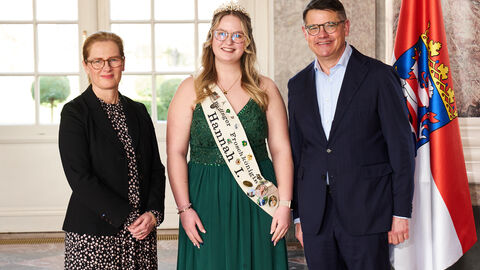 Ministerpräsident Boris Rhein empfängt gemeinsam mit seiner Frau Tanja Raab-Rhein die Büdinger Froschkönigin Hannah I.im Wiesbadener Schloss Biebrich; Hannah Schäfer.   Ministerpräsident Boris Rhein empfängt gemeinsam mit seiner Frau Tanja Raab-Rhein die Büdinger Froschkönigin Hannah I.im Wiesbadener Schloss Biebrich; Hannah Schäfer.