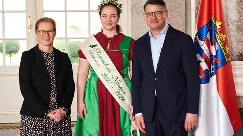 Ministerpräsident Boris Rhein empfängt gemeinsam mit seiner Frau Tanja Raab-Rhein die Muschenheimer Naturschutzkönigin im Wiesbadener Schloss Biebrich; Cara Hartmann. Ministerpräsident Boris Rhein empfängt gemeinsam mit seiner Frau Tanja Raab-Rhein die Muschenheimer Naturschutzkönigin im Wiesbadener Schloss Biebrich; Cara Hartmann.