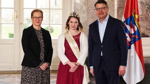 Ministerpräsident Boris Rhein empfängt gemeinsam mit seiner Frau Tanja Raab-Rhein die Nauroder Äppelblütenkönigin Jessica I. im Wiesbadener Schloss Biebrich; Jessica Schöne. Ministerpräsident Boris Rhein empfängt gemeinsam mit seiner Frau Tanja Raab-Rhein die Nauroder Äppelblütenkönigin Jessica I. im Wiesbadener Schloss Biebrich; Jessica Schöne.