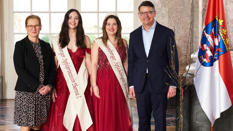 Ministerpräsident Boris Rhein empfängt gemeinsam mit seiner Frau Tanja Raab-Rhein die Apfelkönigin Mariella I. und die Apfelprinzessin Theresa I. aus Homberg (Ohm) im Wiesbadener Schloss Biebrich; Mariella Nuhn und Theresa Fleischhauer. Ministerpräsident Boris Rhein empfängt gemeinsam mit seiner Frau Tanja Raab-Rhein die Apfelkönigin Mariella I. und die Apfelprinzessin Theresa I. aus Homberg (Ohm) im Wiesbadener Schloss Biebrich; Mariella Nuhn und Theresa Fleischhauer.