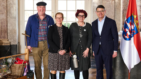Ministerpräsident Boris Rhein empfängt gemeinsam mit seiner Frau Tanja Raab-Rhein den Schellenmann von Heubach und das Heubacher Gretchen im Wiesbadener Schloss Biebrich; Peter Manns und Melanie Kraus. Ministerpräsident Boris Rhein empfängt gemeinsam mit seiner Frau Tanja Raab-Rhein den Schellenmann von Heubach und das Heubacher Gretchen im Wiesbadener Schloss Biebrich; Peter Manns und Melanie Kraus.
