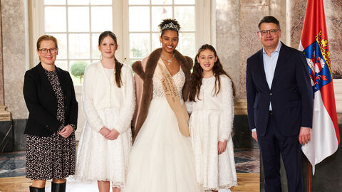 Ministerpräsident Boris Rhein empfängt gemeinsam mit seiner Frau Tanja Raab-Rhein die Rosbacher Blütenkönigin Naomi I. und die Blütenkinder Cécilia und Milla im Wiesbadener Schloss Biebrich; Naomi Diémé, Cecilia Tomé und Milla Weikert. Ministerpräsident Boris Rhein empfängt gemeinsam mit seiner Frau Tanja Raab-Rhein die Rosbacher Blütenkönigin Naomi I. und die Blütenkinder Cécilia und Milla im Wiesbadener Schloss Biebrich; Naomi Diémé, Cecilia Tomé und Milla Weikert.